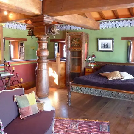 Les Folies De La Serve Bed & Breakfast