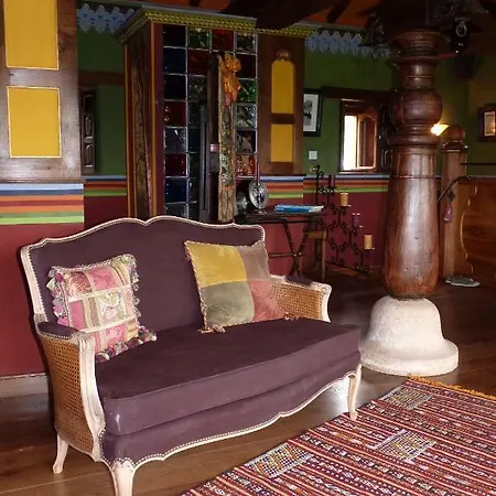 Les Folies De La Serve Bed & Breakfast *